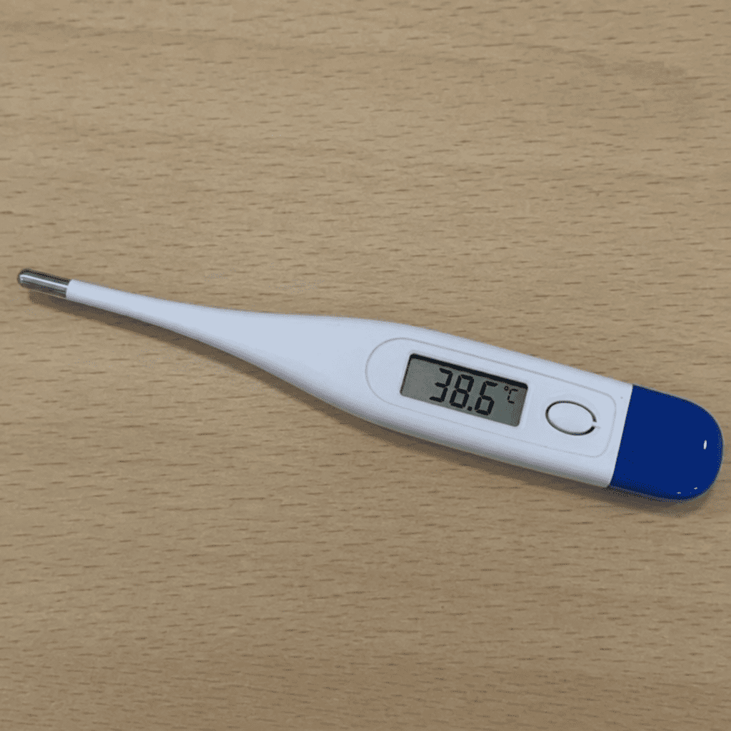 Ein digitales Fieberthermometer zeigt eine erhöhte Körpertemperatur an